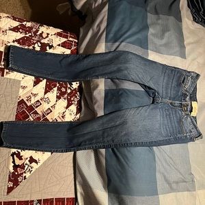 Hollister jeans size 1S. W25 L28. Barely used jeans in medium wash
